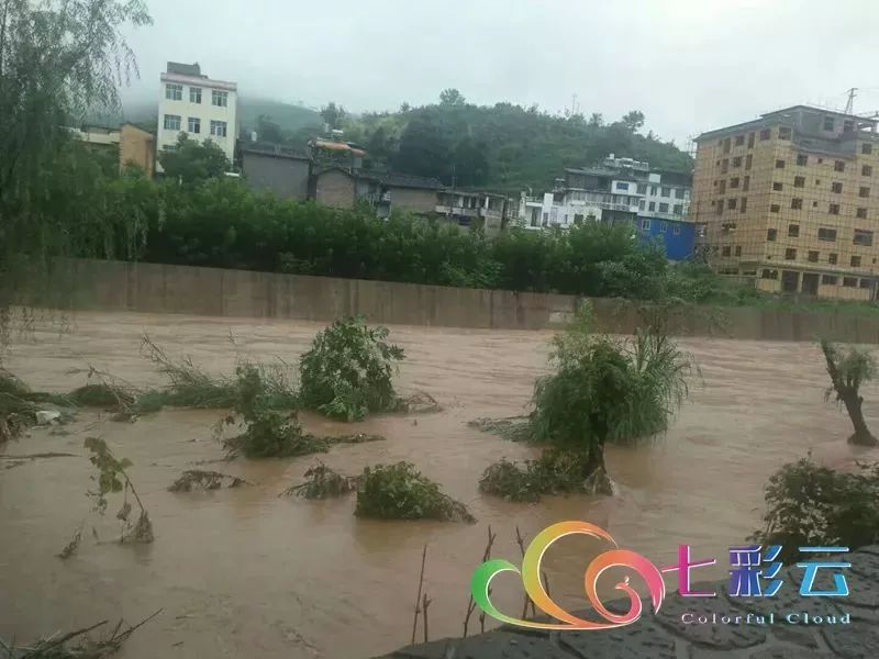 受持续下暴雨的影响,永仁县河水暴涨,永仁县中和镇至直苴村委会(工程