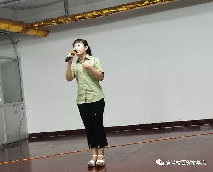 如何帮顾客试穿内衣_美女试穿内衣(2)