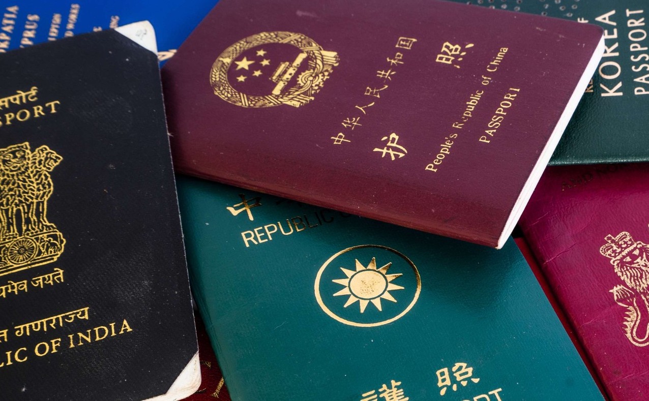英国护照 UK Passport 手拿版 PSD模版可编辑 (英国KYC证件) | 1StBills第一账单