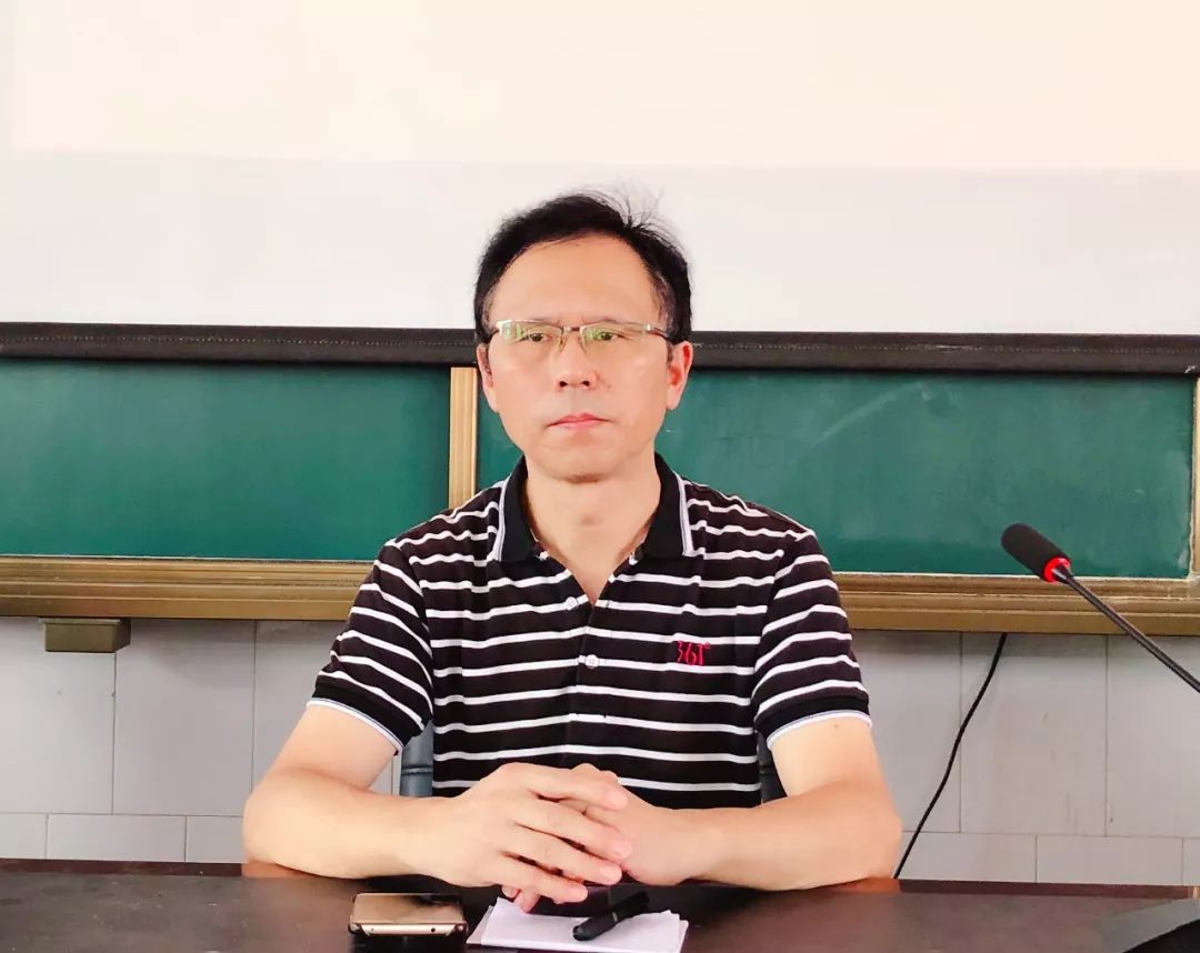 组委会主席,青少年卓越领袖特训营创始人兼主训师陈绍军在主席台就