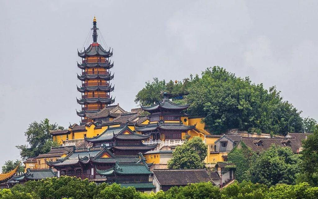 与法海有关的 金山寺,和刘备招亲有关的 北固山甘露寺,5a级南山风景区