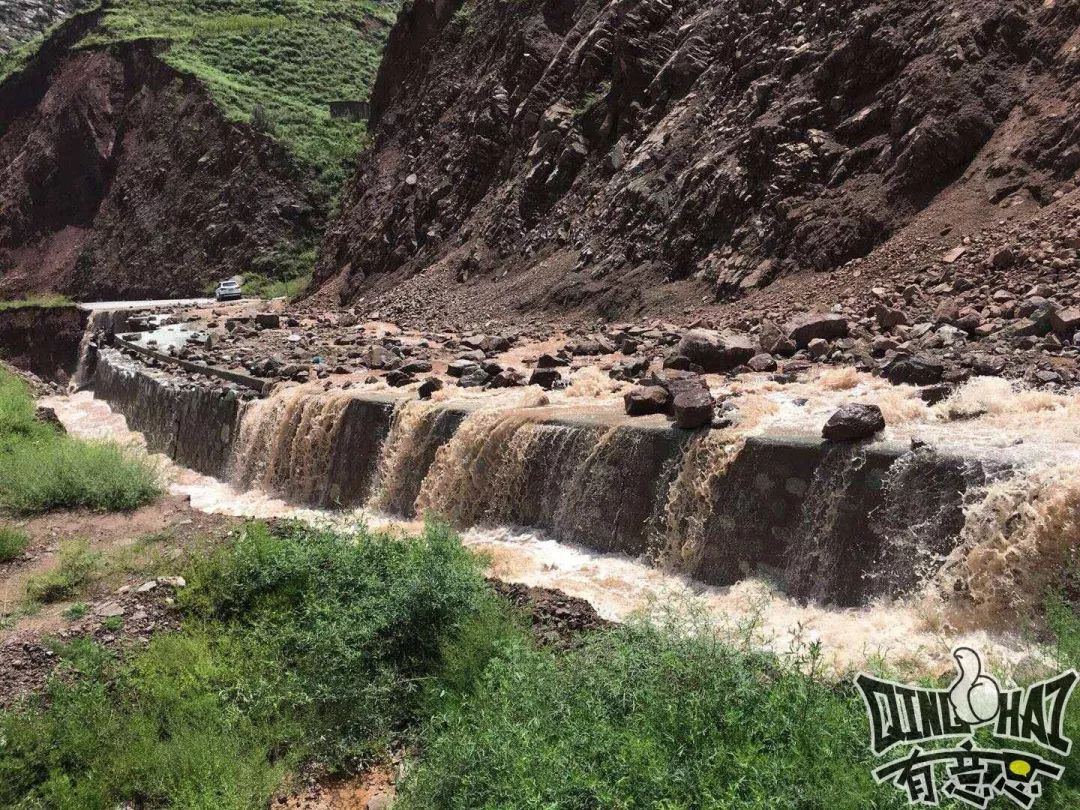 青海循化县境内一处路基被洪水掏空 过往车辆请注意