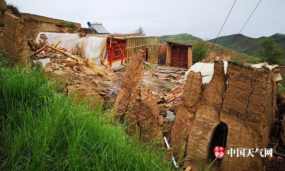 青海海东市出现强降雨 化隆发生山体滑坡