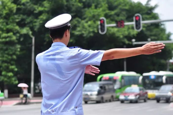 致敬高温下的坚守:娃哈哈苏打水送温州交警!