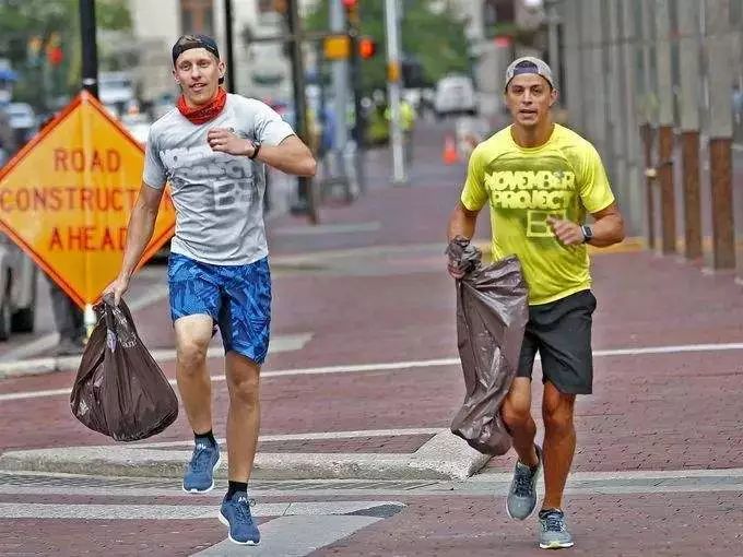 plogging在2016年起源于瑞典,意思是plucking(捡拾) jogging(慢跑)