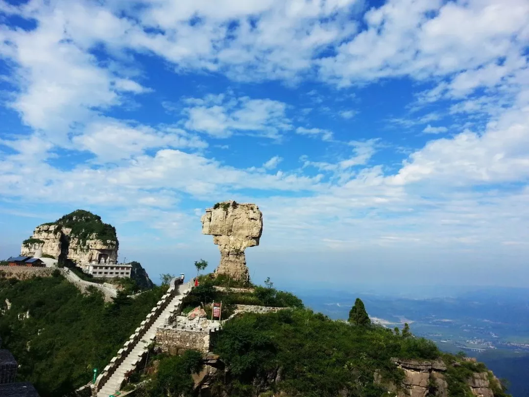 轿顶山景区位于新乡辉县市,总面积34平方公里,因形似轿顶而得名,最高