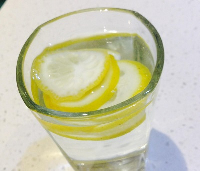 3,消除脂肪粒招式:每天空腹喝柠檬水