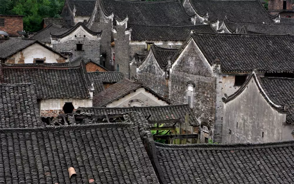 徽派建筑中的黛瓦屋顶…这些屋顶是民居建筑的神来之笔几千年来屋檐