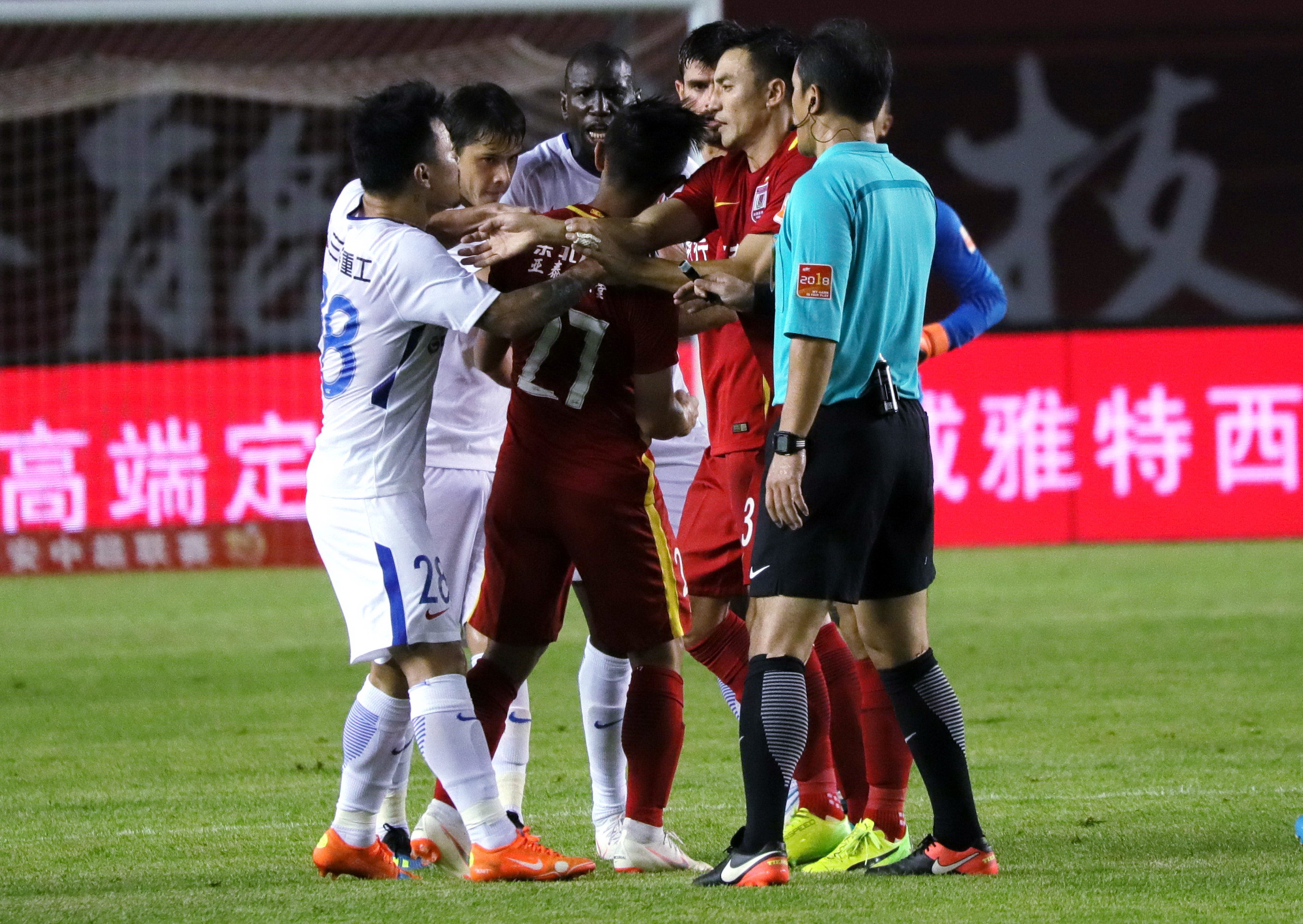 出场四名职业裁判全部亮红牌，中国足协为中超执法定了尺度