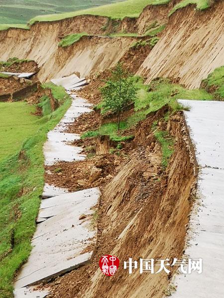 青海海东市出现强降雨 化隆发生山体滑坡