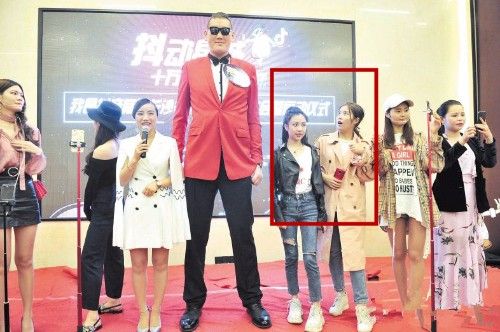 和236cm"巨人"张欢一起什么感受?美女只到他身高这位置