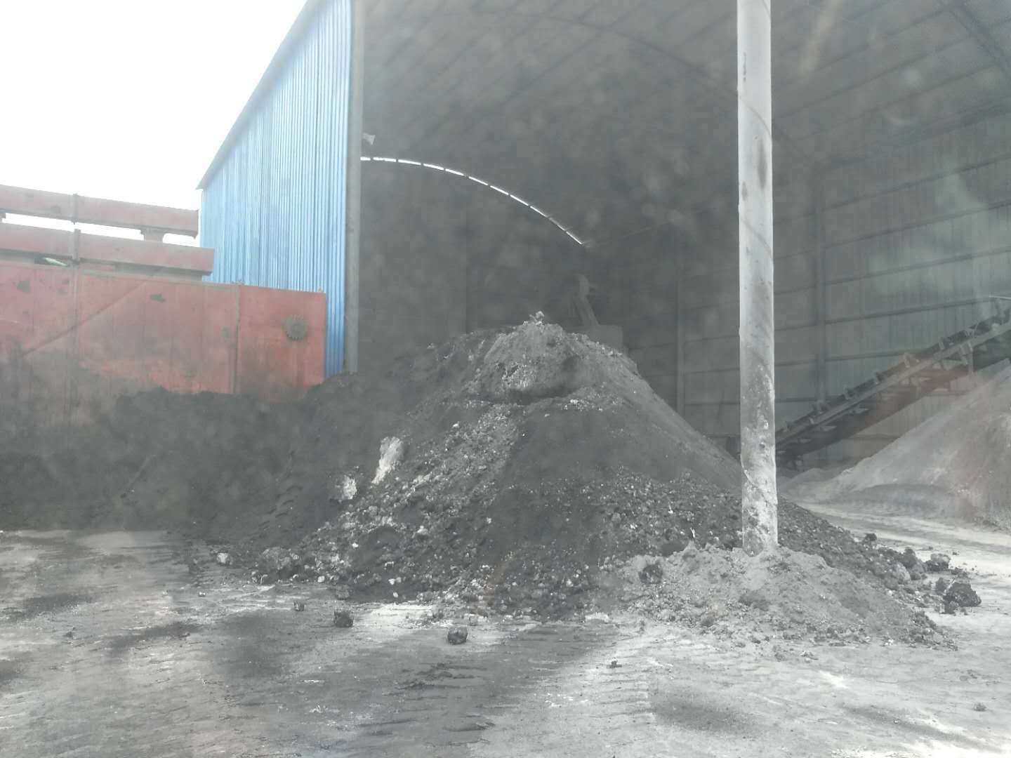 据知情人透露:钢厂高炉布袋除尘灰属于危险废料,但因之中富含铅锌泥巴