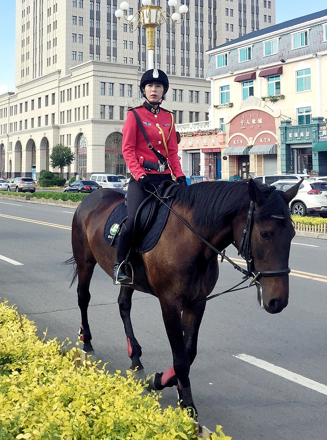 阿尔山女骑警成亮丽名片惊艳中蒙边境旅游小镇