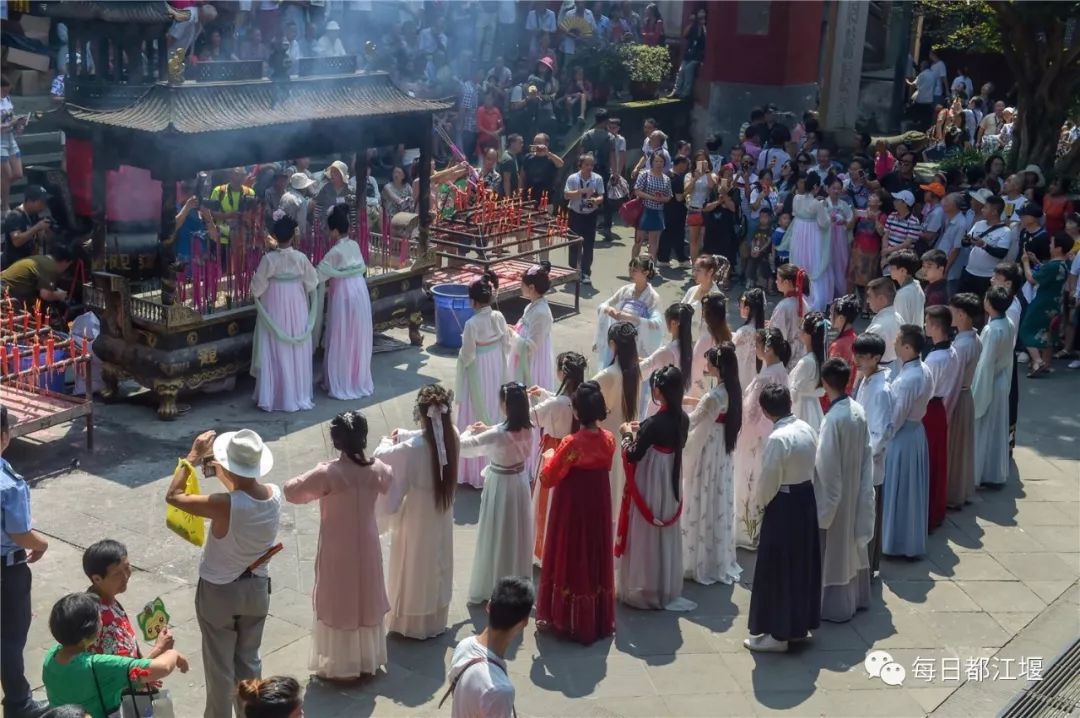 平原周边各地群众都会不辞辛苦,带着祭品,扶老携幼地前来都江堰二王庙