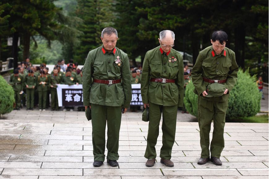 中越战争参战老兵重返战地祭奠英烈