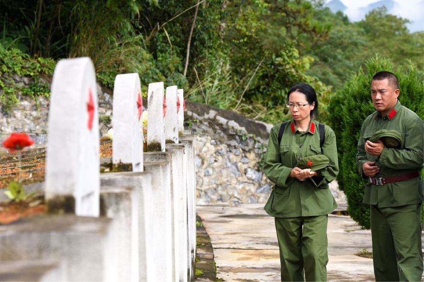 中越战争参战老兵重返战地祭奠英烈