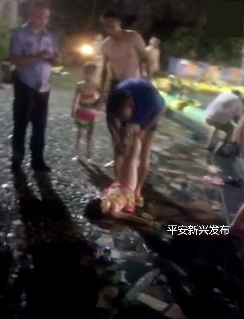 昨晚,县城某游泳中心发生一起小孩溺水事件,睇到心惊惊.