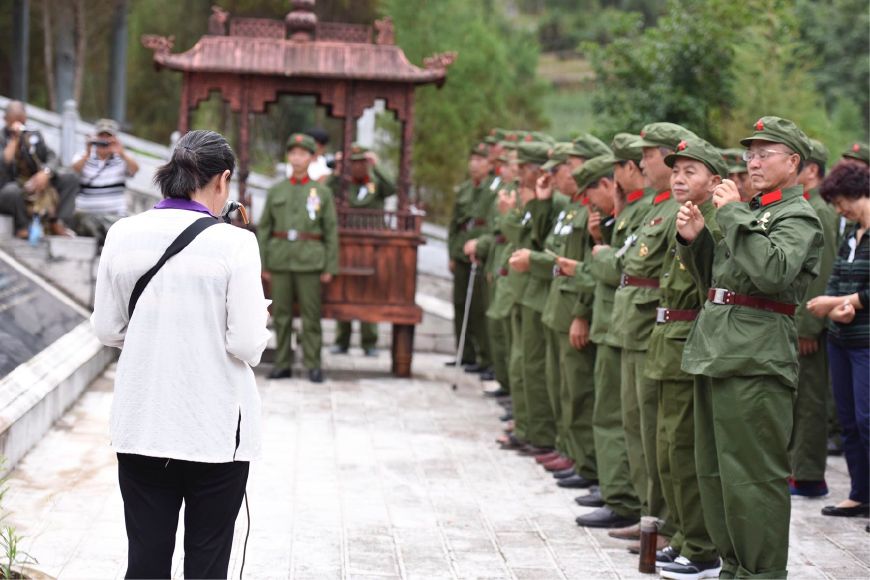 革命烈士李爱兵的弟弟李勇在祭奠仪式上回顾哥哥牺牲的英雄事迹在马关