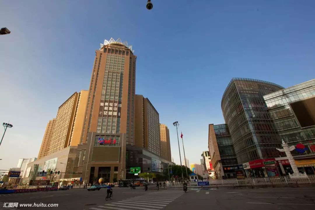 往来于公交一公司与金隅环球中心,成了呼市街头一道靓丽的风景线