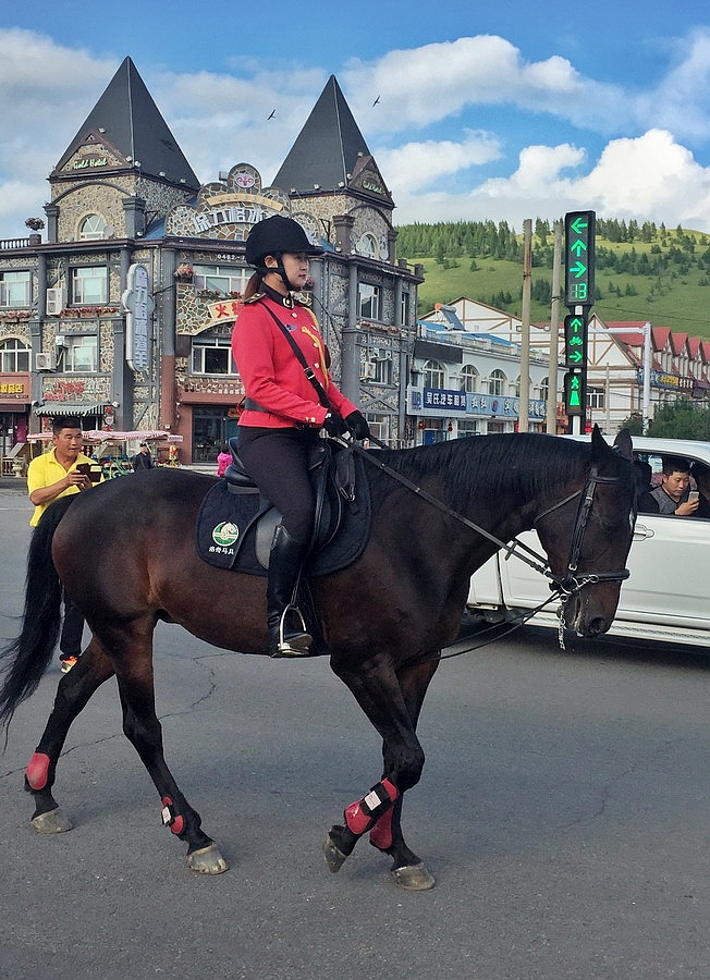 阿尔山女骑警成亮丽名片惊艳中蒙边境旅游小镇