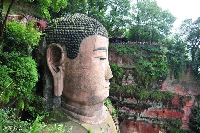 旅游 正文  据悉,在大佛右耳耳垂根部内侧,有一深约25厘米的窟窿,佛耳