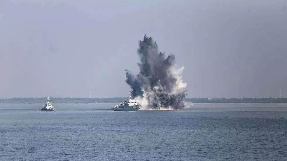 平戎 快讯 伊朗集结上百军舰坐镇霍尔木兹海峡,美军表示有足够战力强行突破封锁