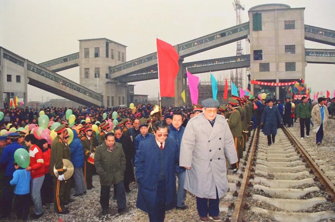 1986年6月10日,鲍店煤矿建成投产.