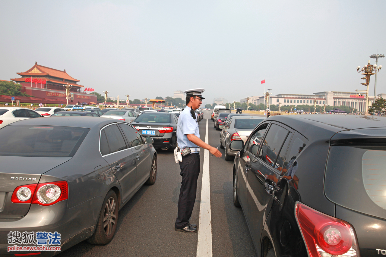 民警在车流中发现一辆外埠号牌小轿车,据了解长安街禁止外埠号牌车辆