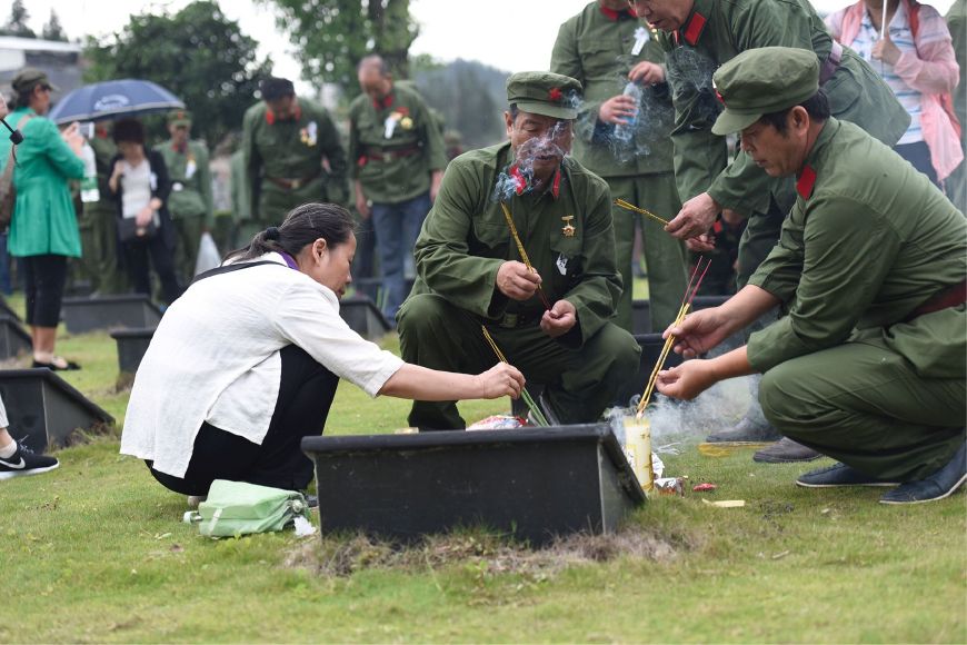 中越战争参战老兵重返战地祭奠英烈