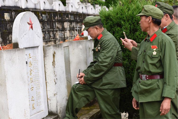 中越战争参战老兵重返战地祭奠英烈