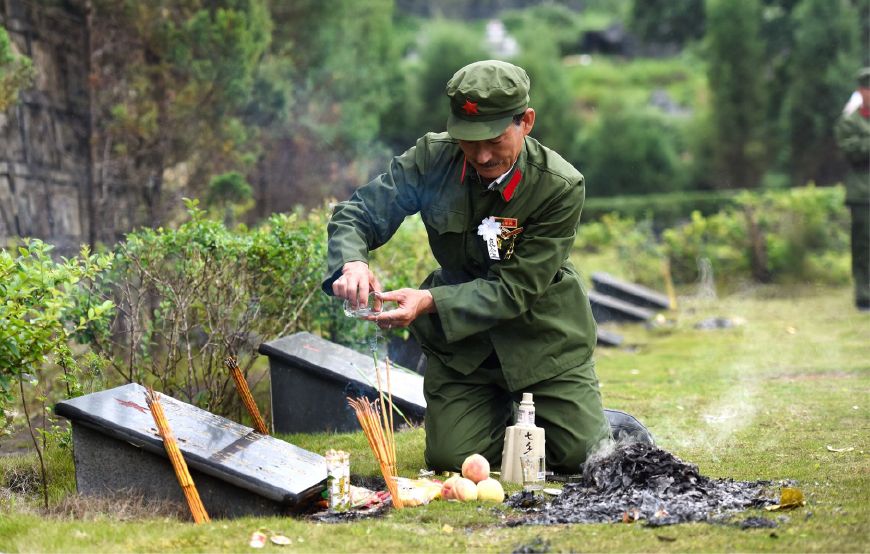 中越战争参战老兵重返战地祭奠英烈