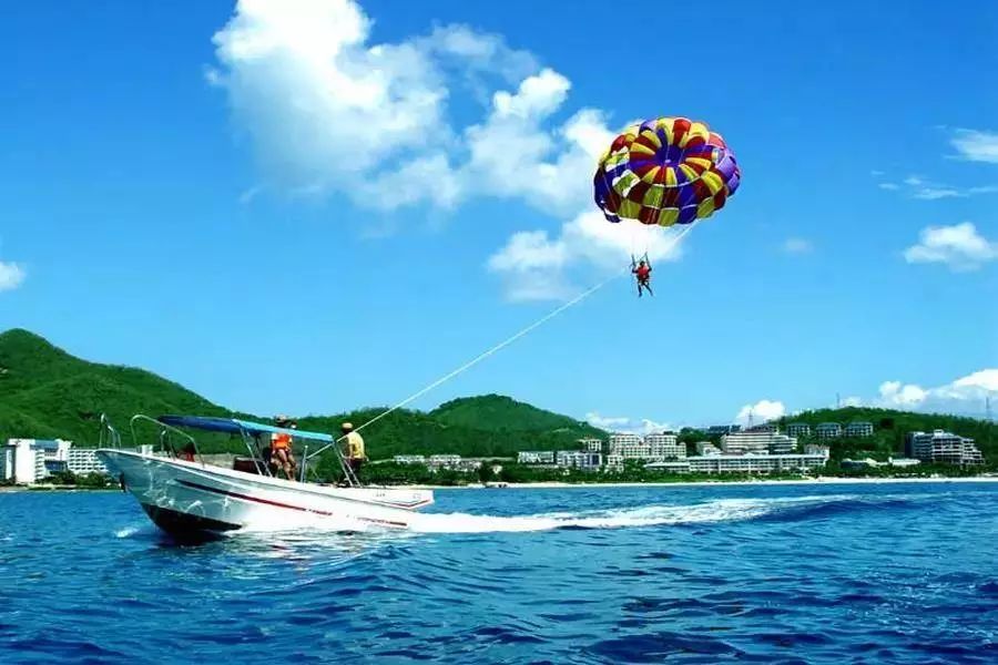 还有紧张刺激的海上滑翔伞