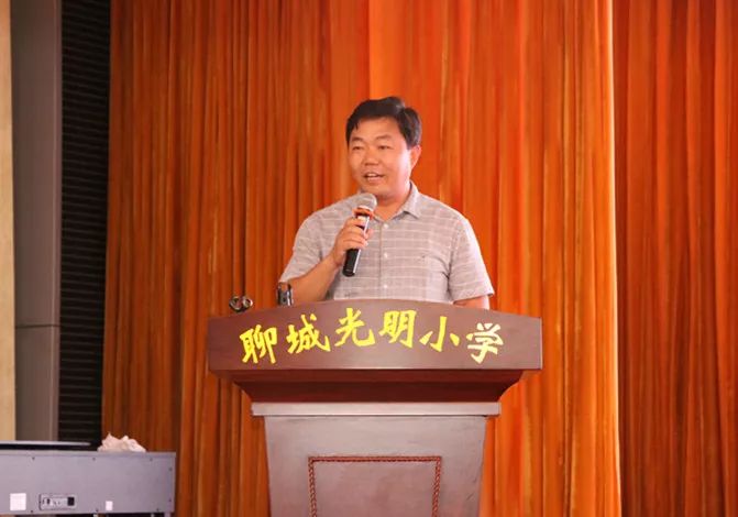 光明小学校长孙殿镔,聊城市国际象棋协会秘书长王杰,光明小学副校长谢