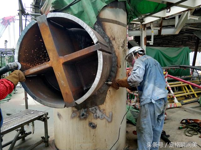 酷暑夏日 船厂一线工人很是辛苦 日薪180元 衣服半天湿透数次