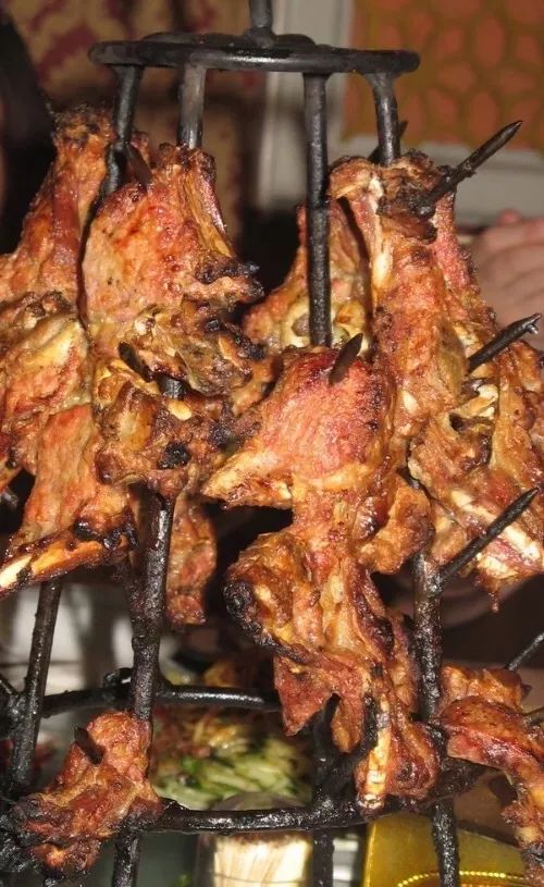 很多人都知道新疆的烤羊肉,架子肉,烤全羊,但你知道馕坑肉吗?
