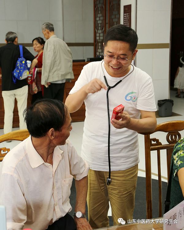 当日下午,阎兆君,王兴臣,陈宪海和杨佃会教授分别就当地中医药医务