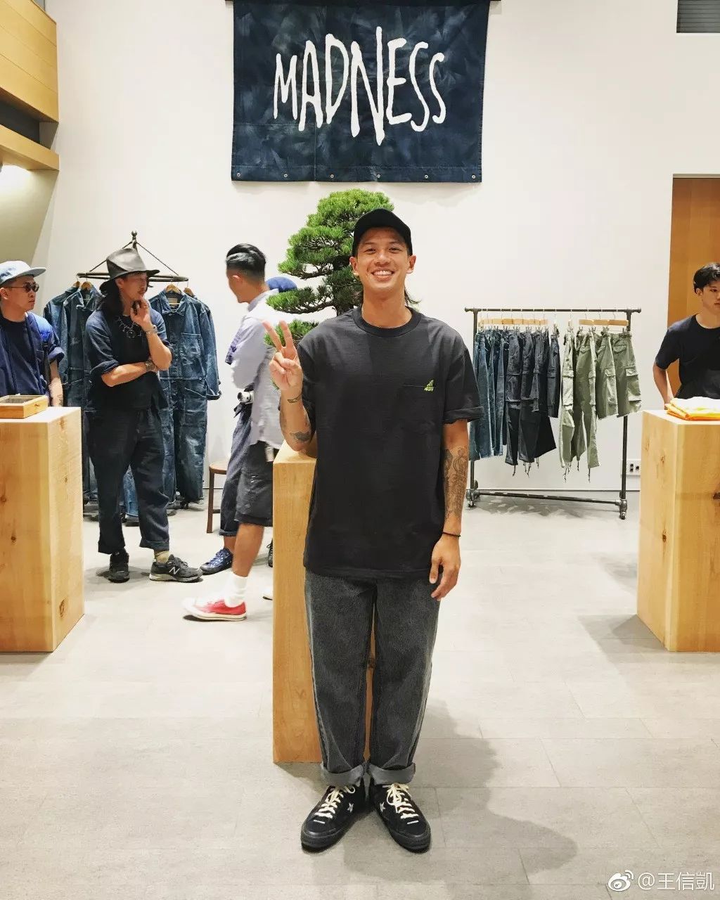 上个月 madness 在东京的四周年 pop-up store ,王信凯依旧没有缺席