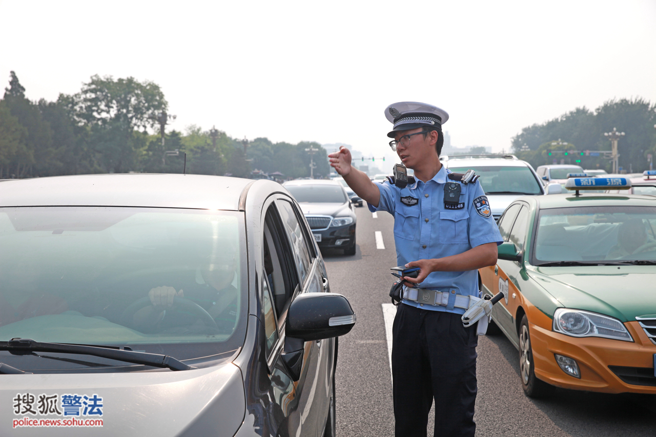 北京迎来2018年最闷热一周 路面交警制服变成了深蓝色