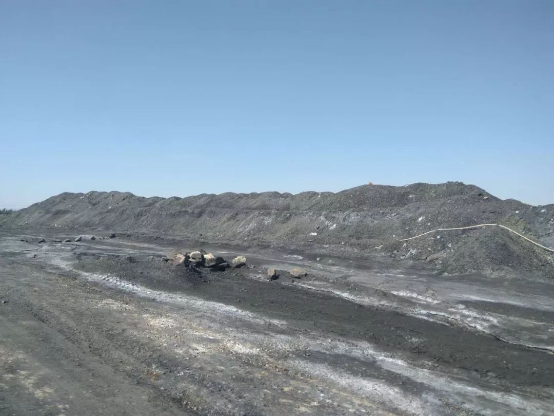 内蒙古乌达煤矿矿区渣场遍地污水横流