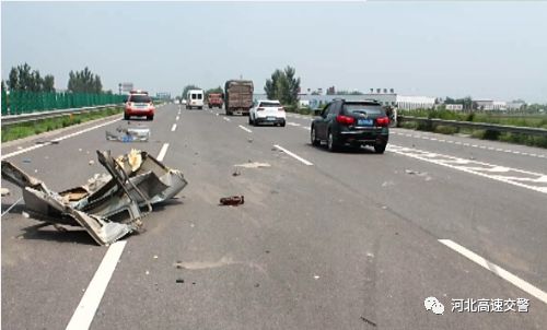 沧州高速公路上大货车与面包车相撞现场惨不忍睹