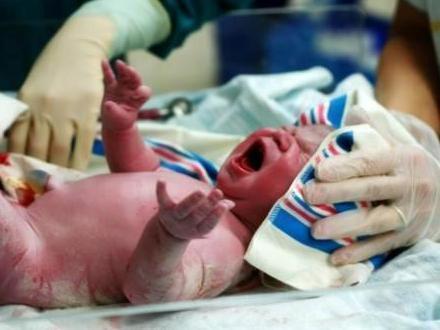 婴儿诞生那一刻母亲心跳停止，宝宝的呼唤造就了不可思议的事- 雪花新闻