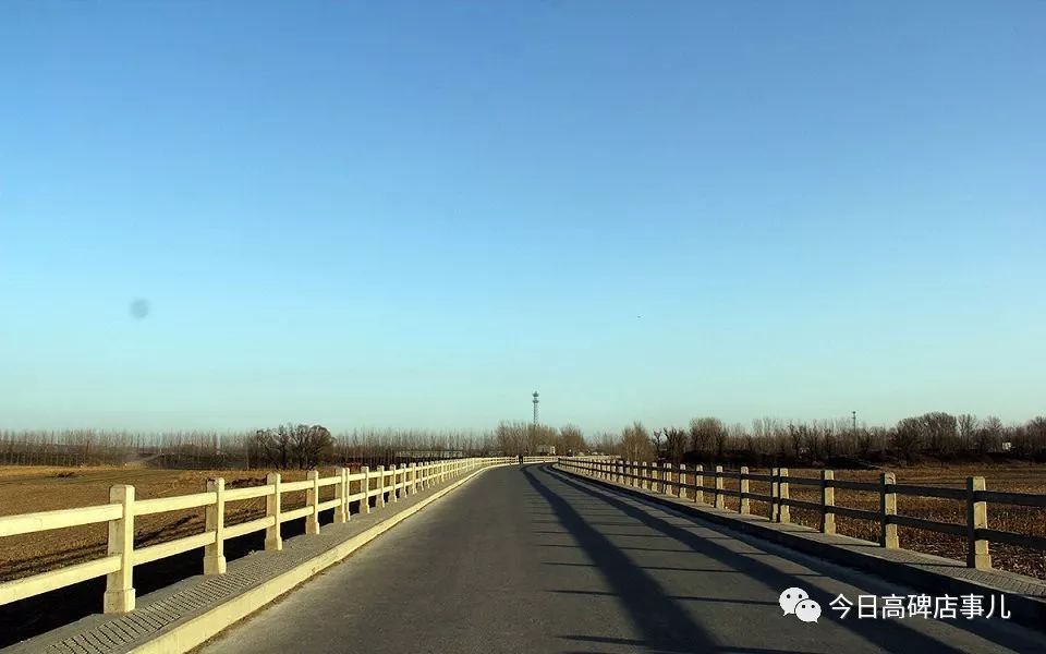 大清河流过京白路大桥后在十里铺村东转弯向南流过十里铺大桥流入白沟