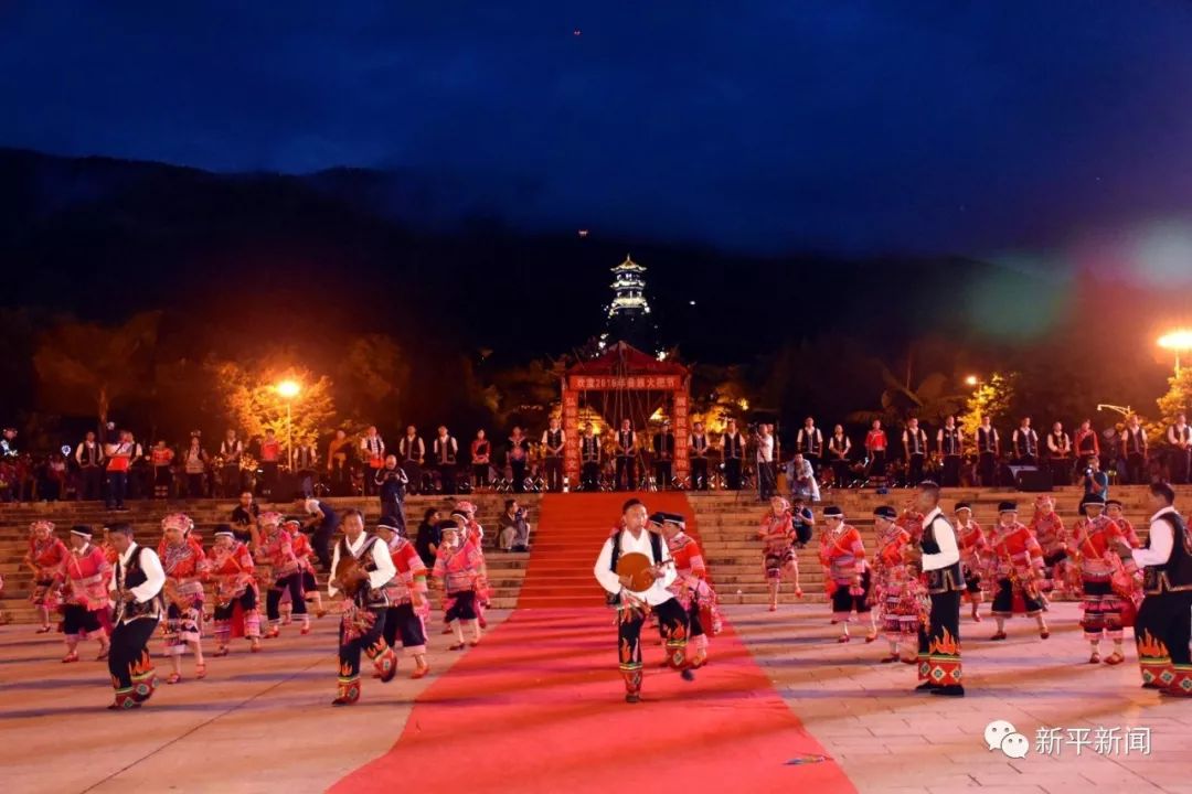 县城民族广场人山人海,热闹非凡,外地游客和我县各族群众一起共庆火把