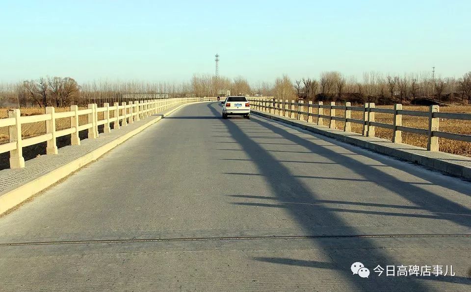 大清河流过京白路大桥后在十里铺村东转弯向南流过十里铺大桥流入白沟