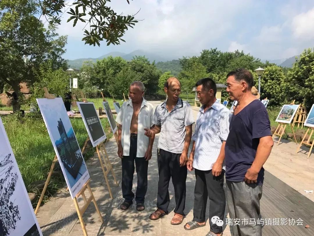 瑞安市马屿镇摄影协会会员与在场领导合影留念 责任编辑