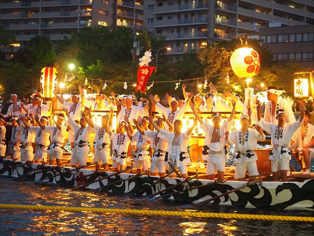 的夏日祭 大阪天神祭作为日本三大祭之一,同样规模庞大,祭典时间长,从