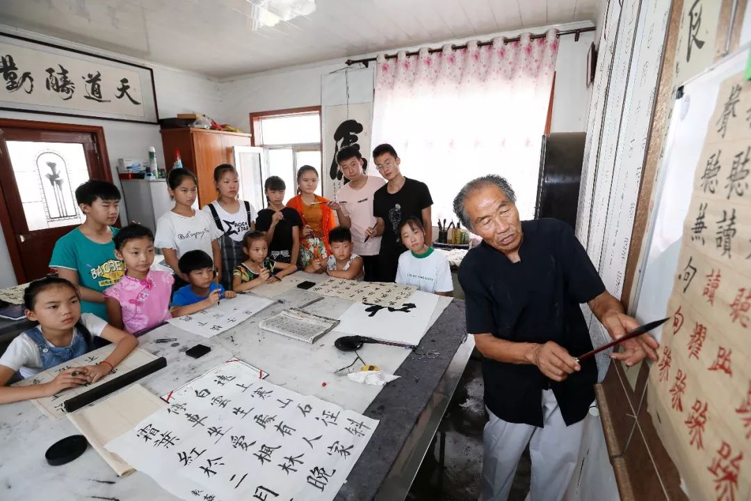 【关注】即墨耄耋老人办公益书法课堂,成农村娃"学习港"