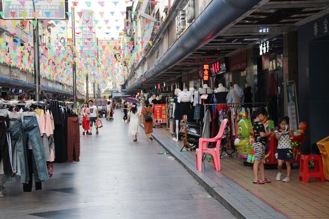 东莞常平商业步行街:貌似街边时装店的模特公仔比行人