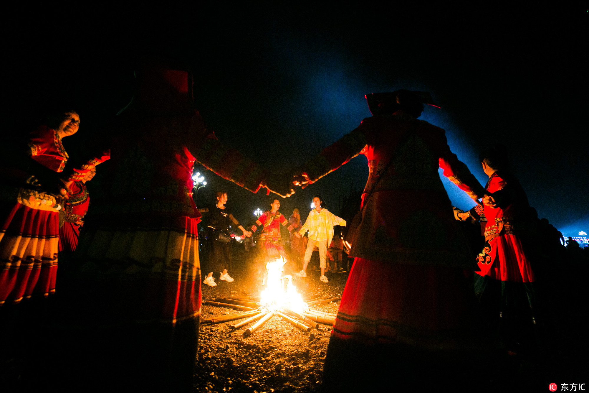 当日是彝族传统节日火把节,上万名彝族和其他民族同胞汇聚到贵州省