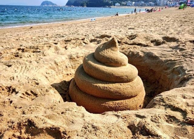 日本网友在沙滩上做了一个奇怪的"沙雕"!很用心了